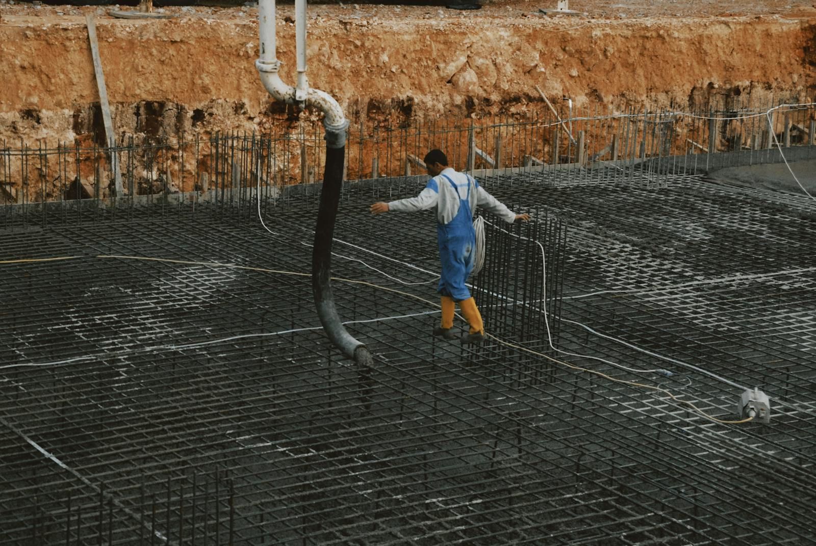 Betonage der bewehrten Bodenplatte in einer Baugrube
