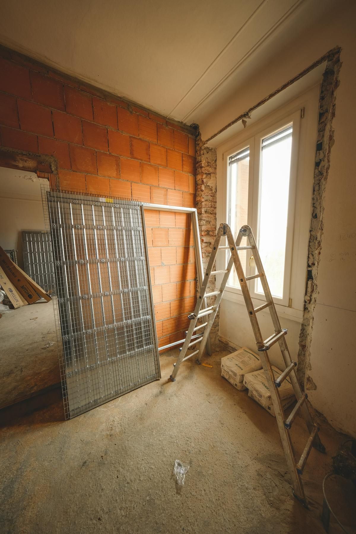 Innen-Sanierung mit freigelegtem Ziegelmauerwerk und Fensteröffnung